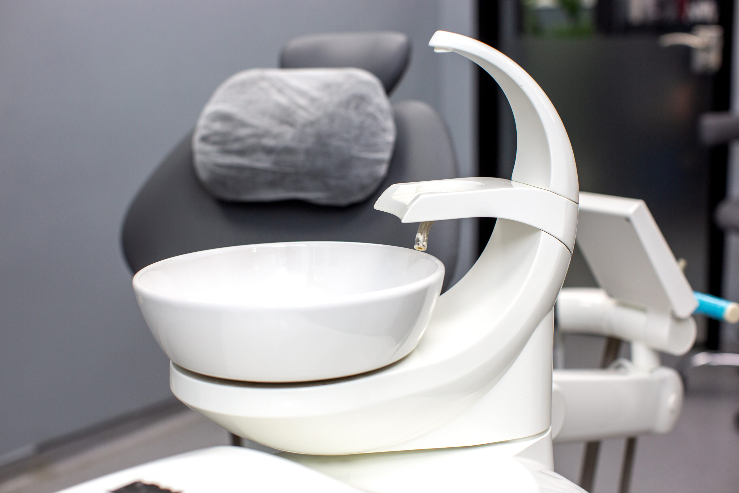 faucet and sink in the dental chair